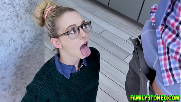 Der liebevolle Stiefvater bestraft seine Stieftochter Lily Larimar