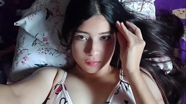 Ragazza teenager bi_sessuale giocosa